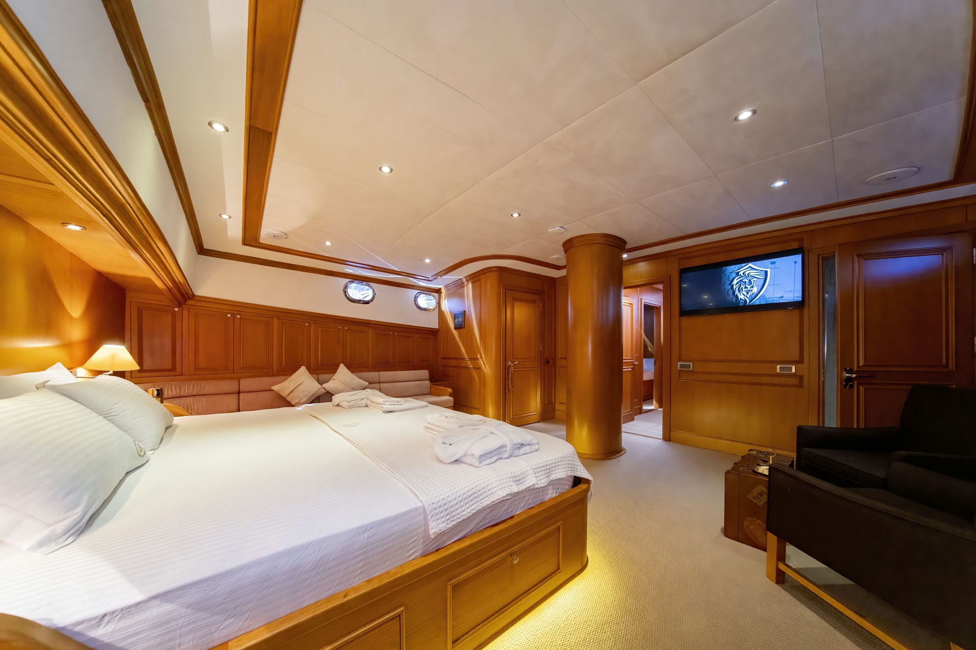 King suite - tv.jpg