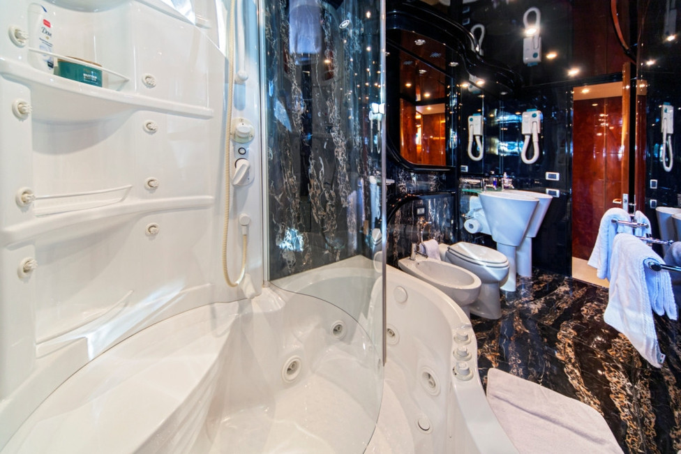 Master ensuite.jpg