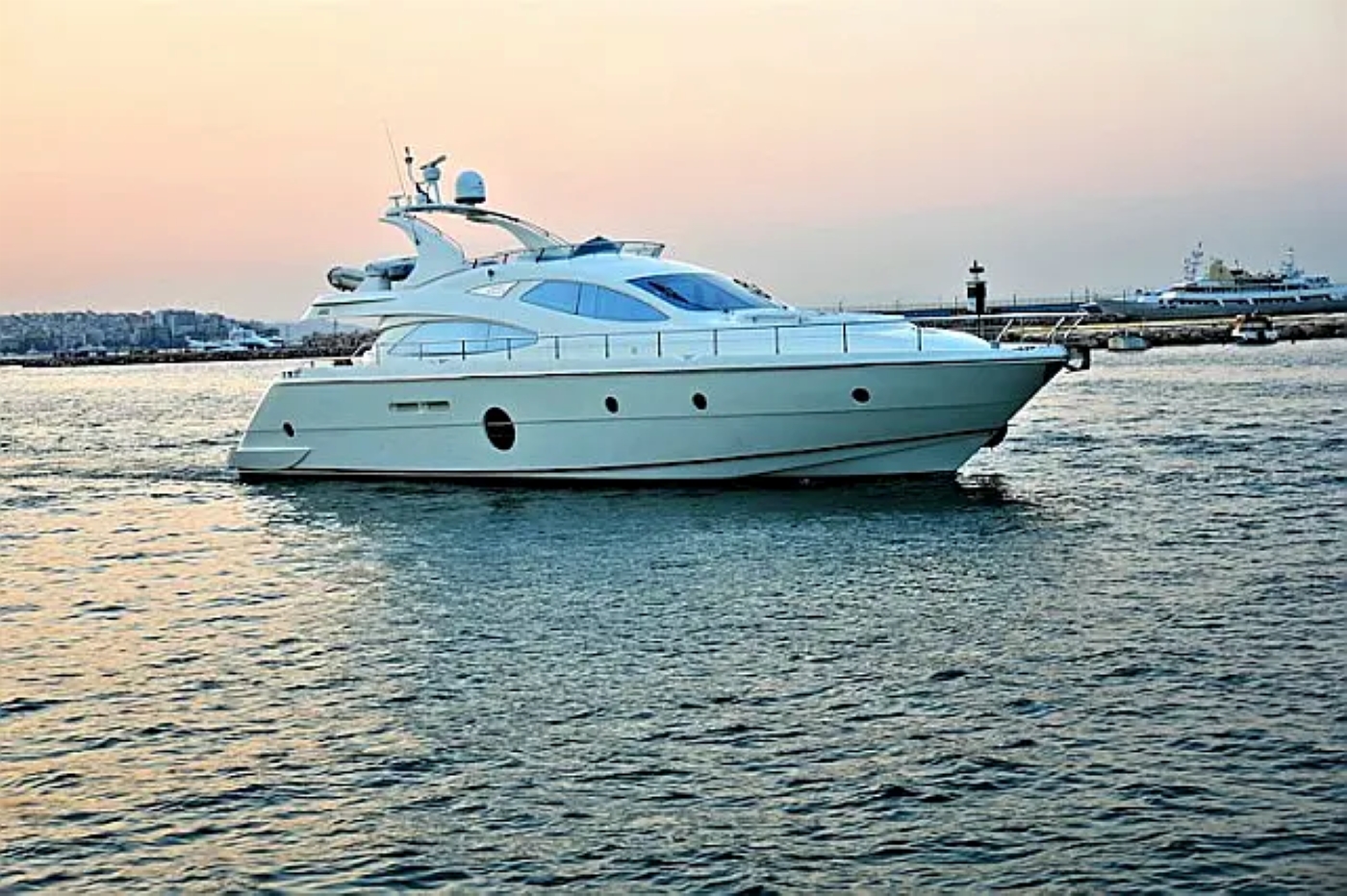 Motor Yacht JULY.jpg