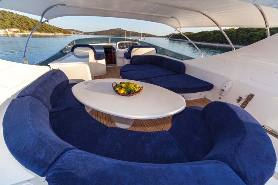 Outdoor lounge.jpg