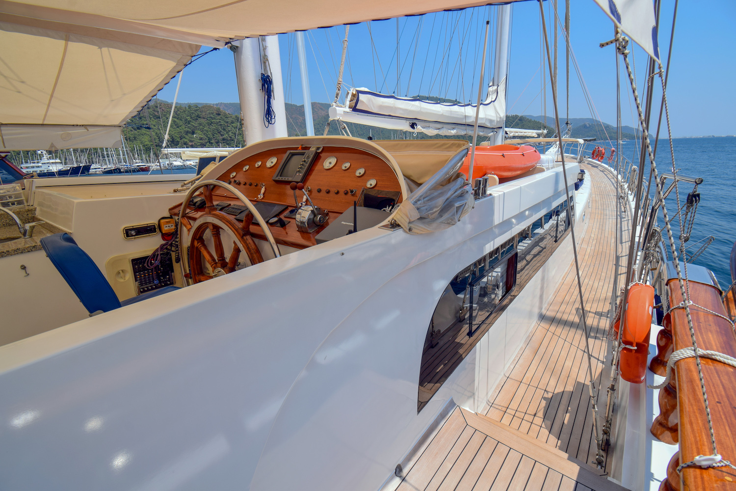 PERLA DEL MAR Exterior - Helm controls.jpg