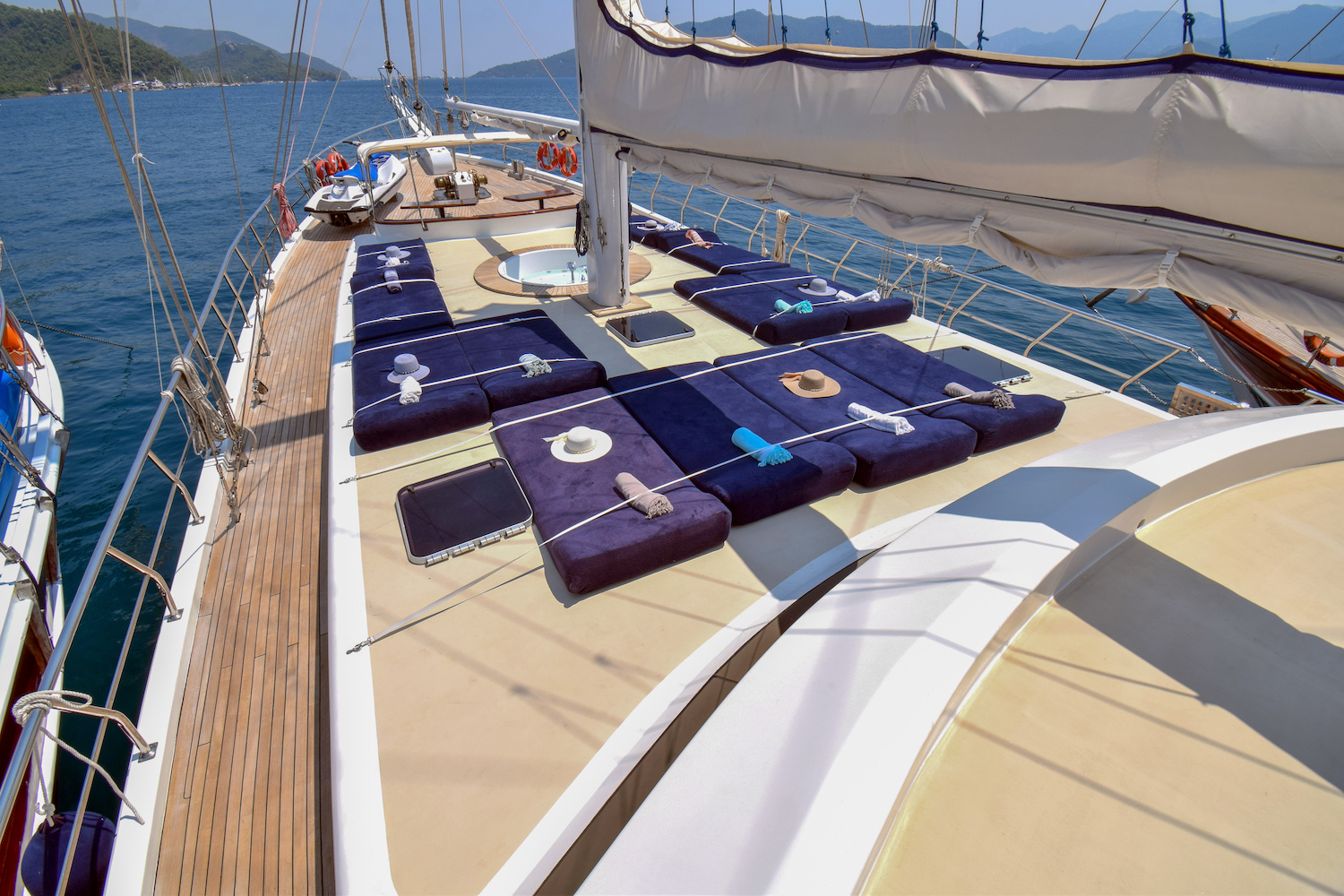 PERLA DEL MAR Exterior - Sun deck with sun beds 4.jpg