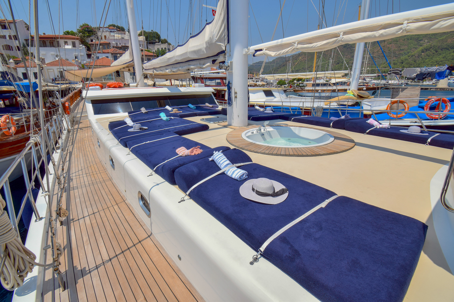 PERLA DEL MAR Exterior - Sunbeds.jpg