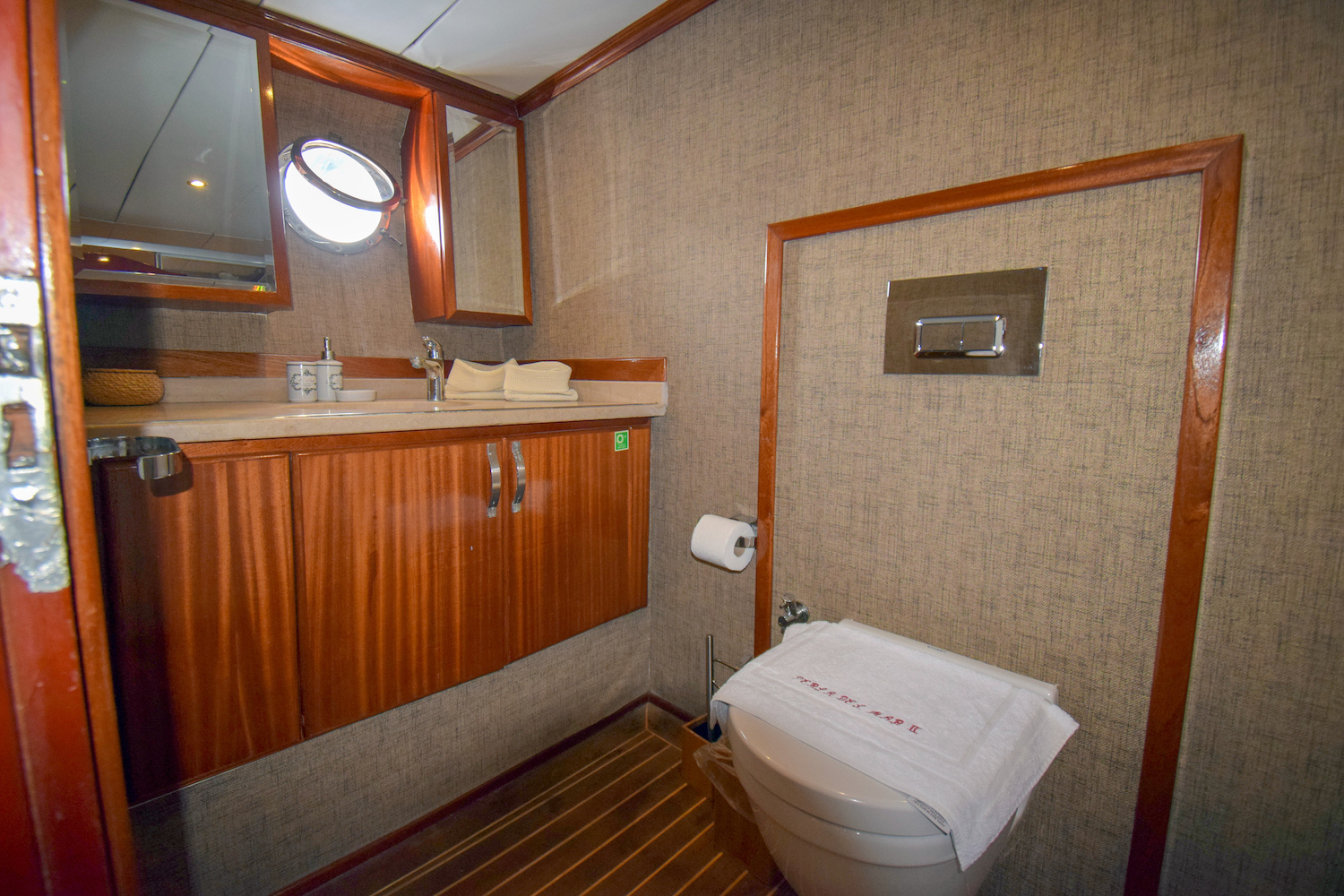 PERLA DEL MAR Interior - Ensuite.jpg