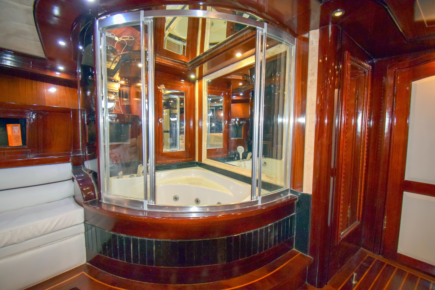 PERLA DEL MAR Interior - Master hot tub.jpg