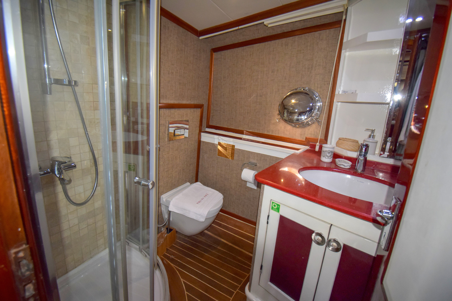 PERLA DEL MAR Interior - Twin cabin ensuite.jpg