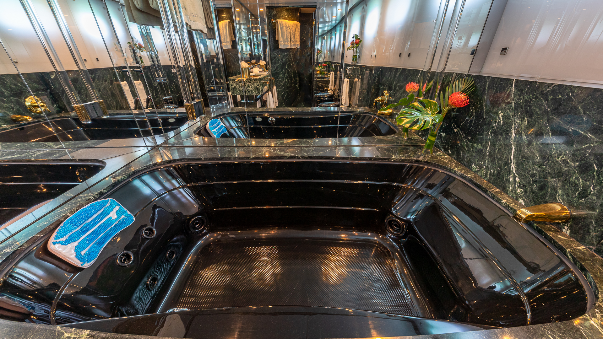 Queen Ensuite Jacuzzi.jpg