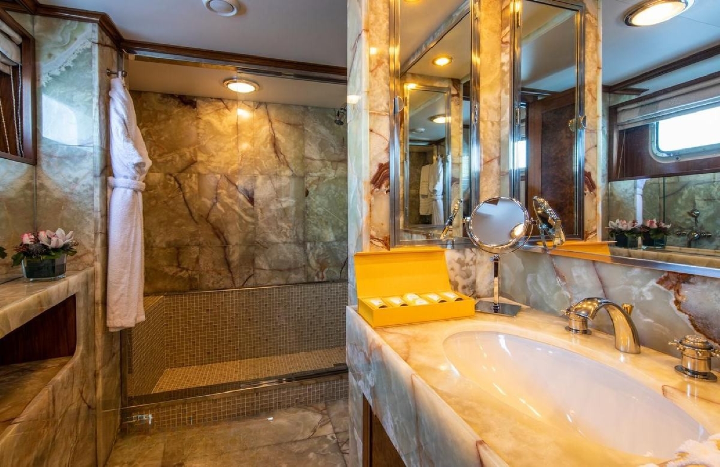 Washroom with bath area 01.jpg
