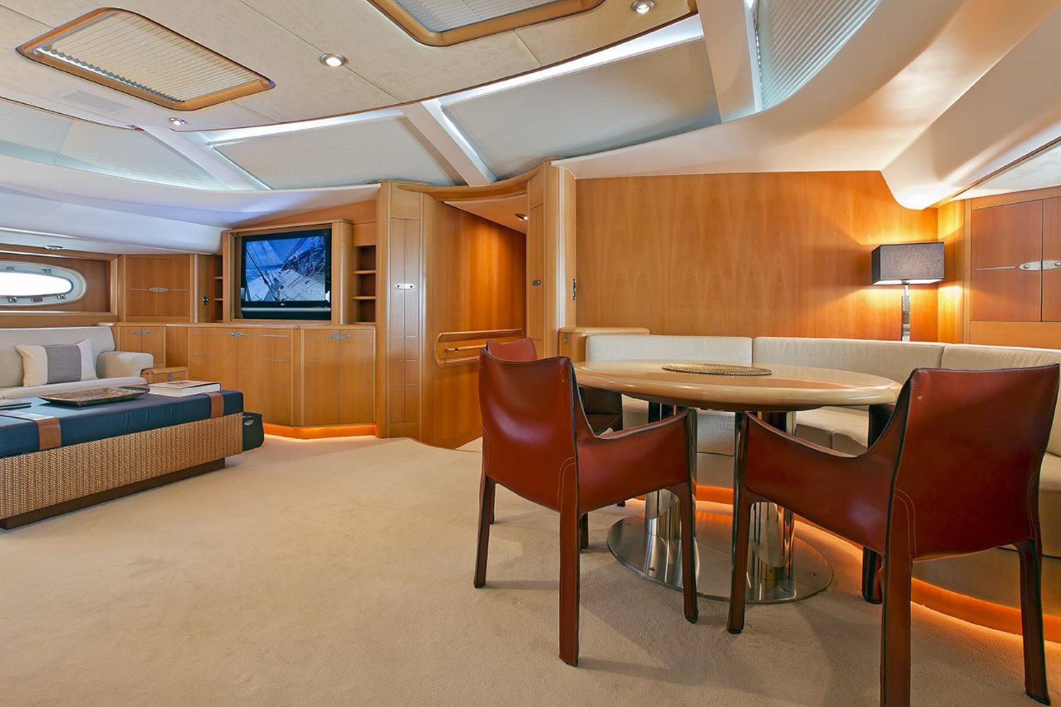 Yacht HAVANA OF LONDON - dining.jpg