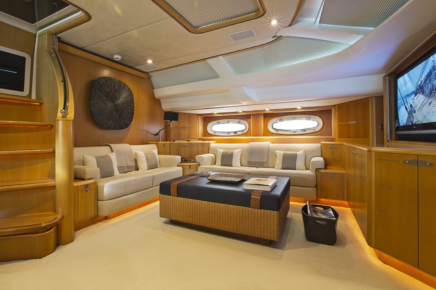 Yacht HAVANA OF LONDON - lounge.jpg
