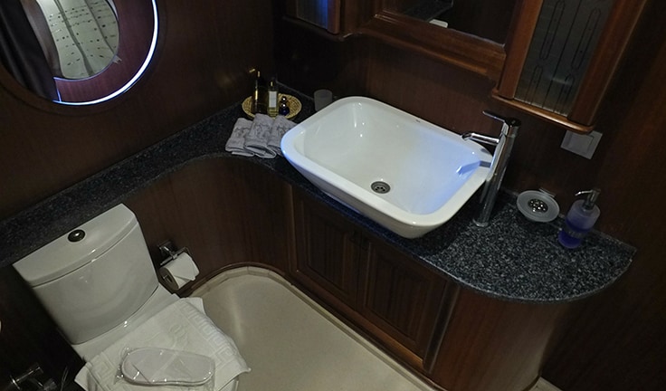 bathroom  .jpg