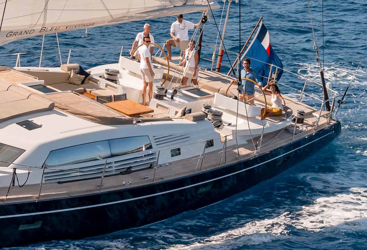 charter-yacht-grand-bleu-vintage-cockpit-sailing.jpg