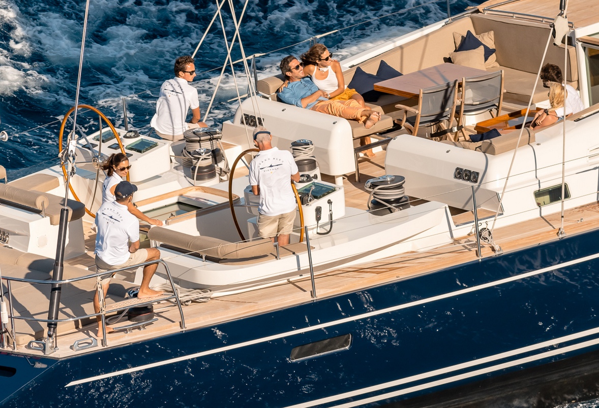 charter-yacht-grand-bleu-vintage-cockpit-sailing2.jpg