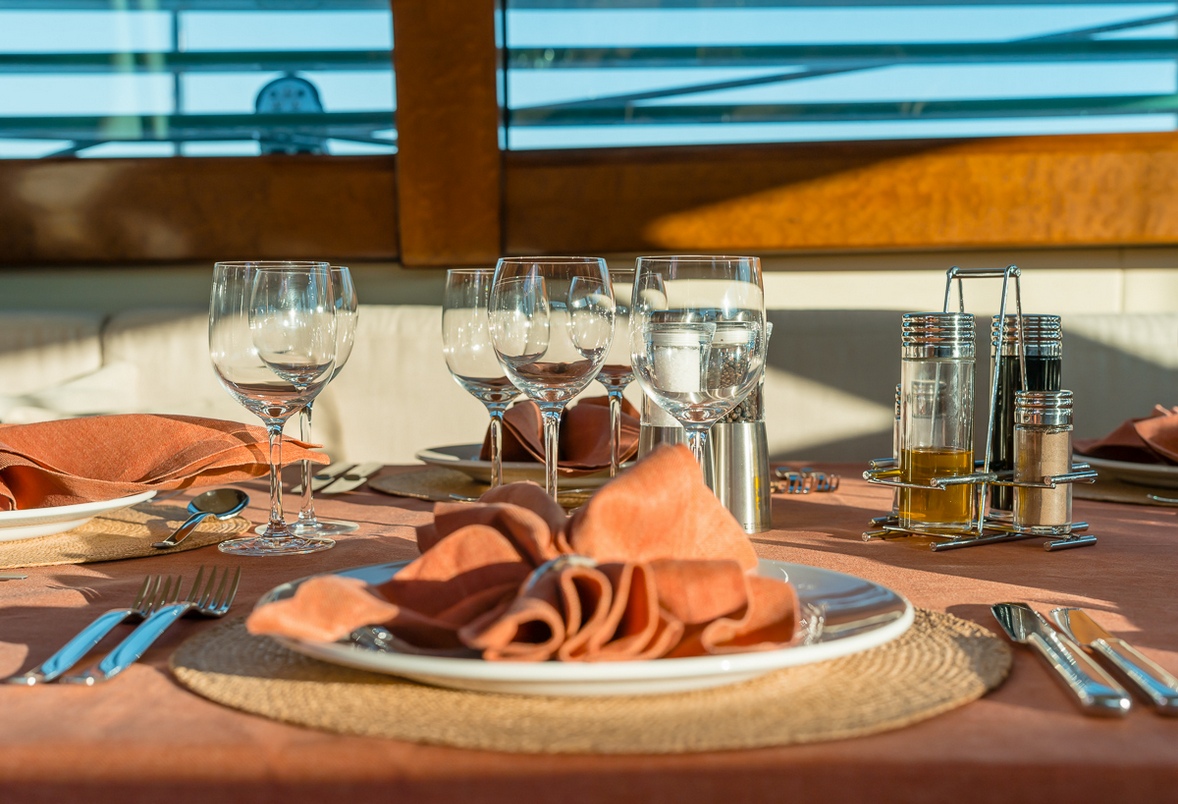 charter-yacht-grand-bleu-vintage-dininer-seating.jpg