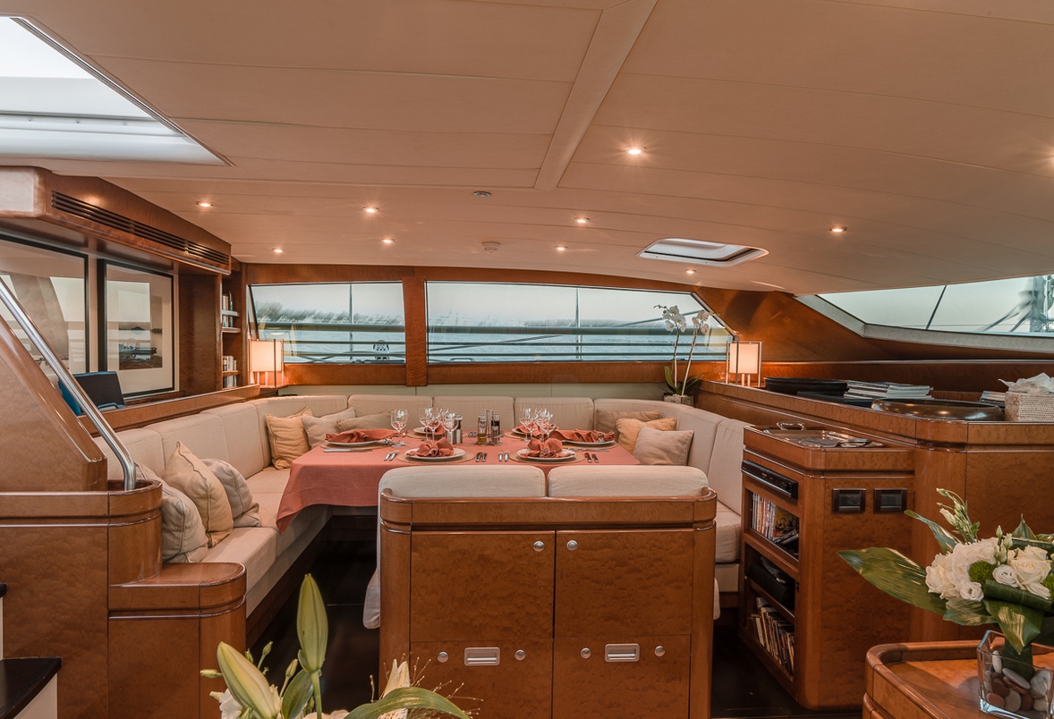 charter-yacht-grand-bleu-vintage-dining.jpg