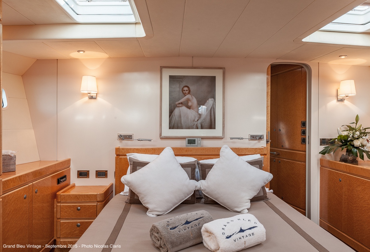 charter-yacht-grand-bleu-vintage-guest-cabin.jpg
