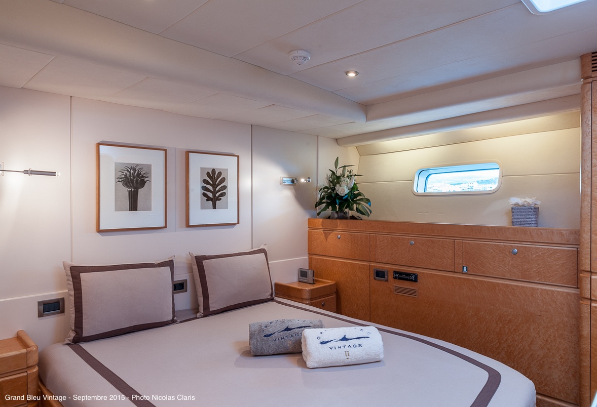 charter-yacht-grand-bleu-vintage-guest-cabin2.jpg