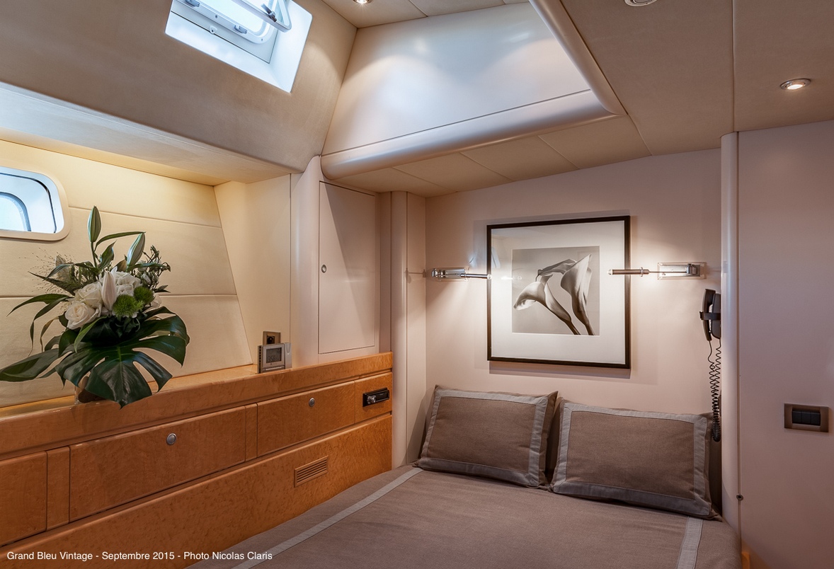 charter-yacht-grand-bleu-vintage-guest-cabin3.jpg