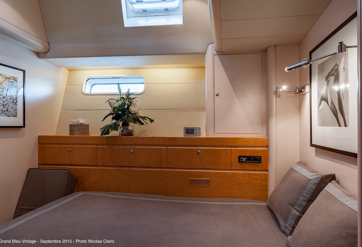 charter-yacht-grand-bleu-vintage-guest-cabin4.jpg