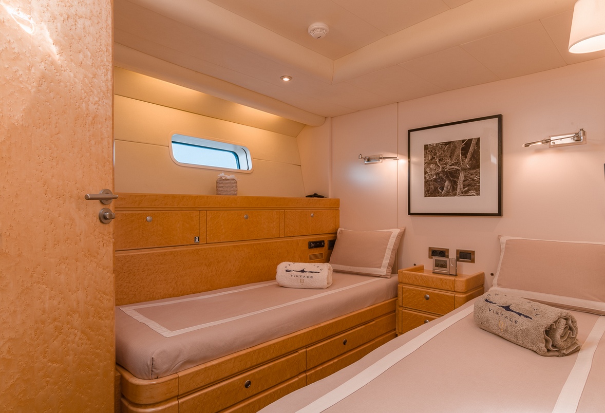 charter-yacht-grand-bleu-vintage-guest-twin-cabin.jpg