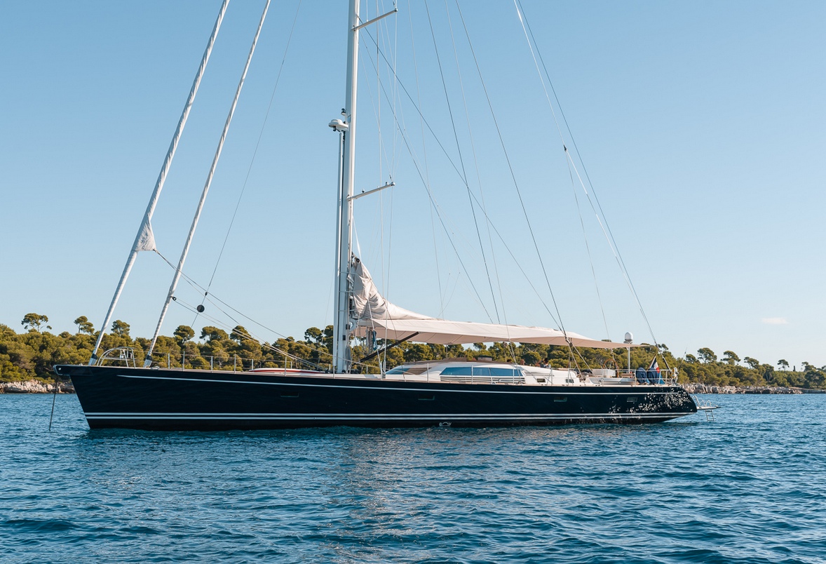 charter-yacht-grand-bleu-vintage-profile at anchor.jpg