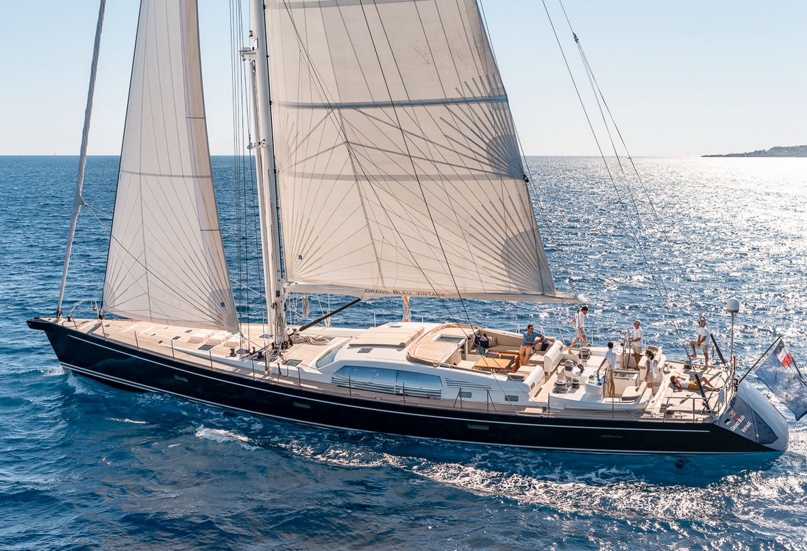 charter-yacht-grand-bleu-vintage-sailing2.jpg