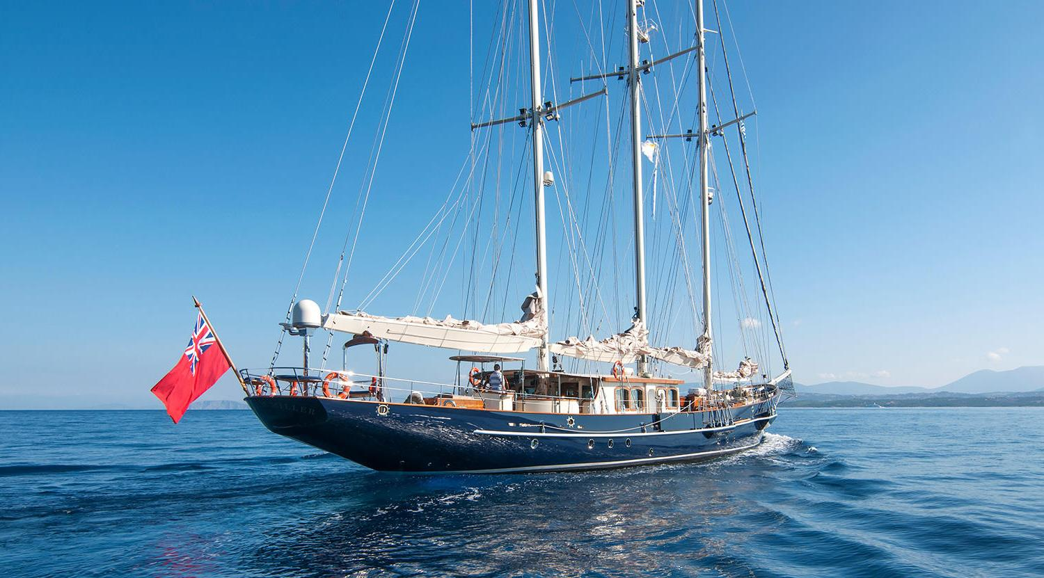 classic sailing yacht .png