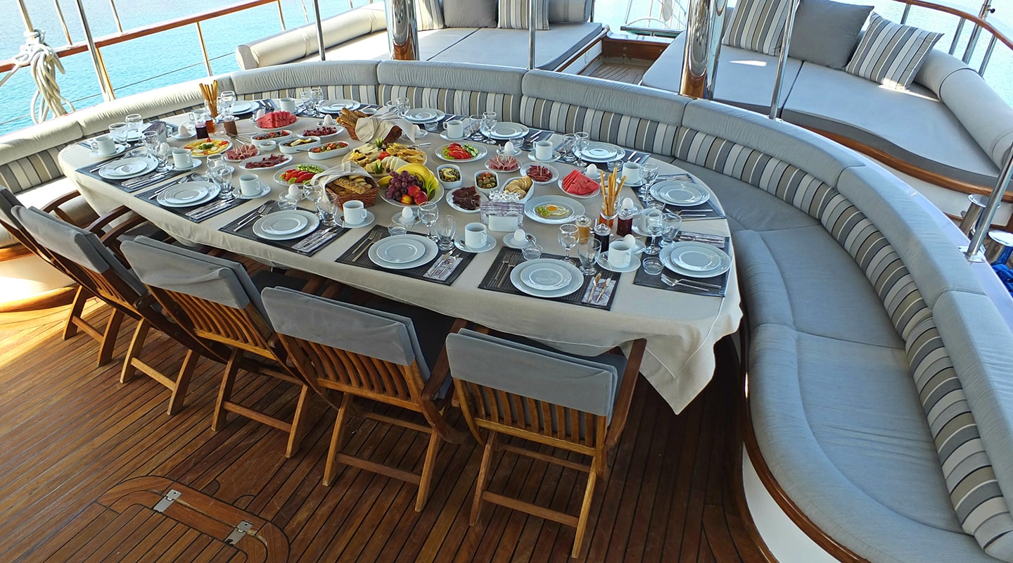 dining on aft deck.jpg