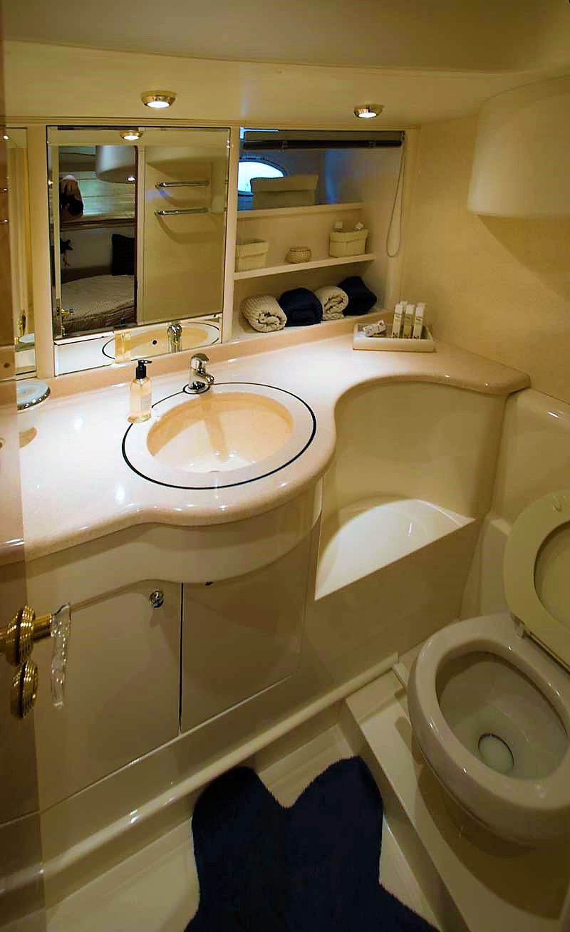 ensuite bath.jpg