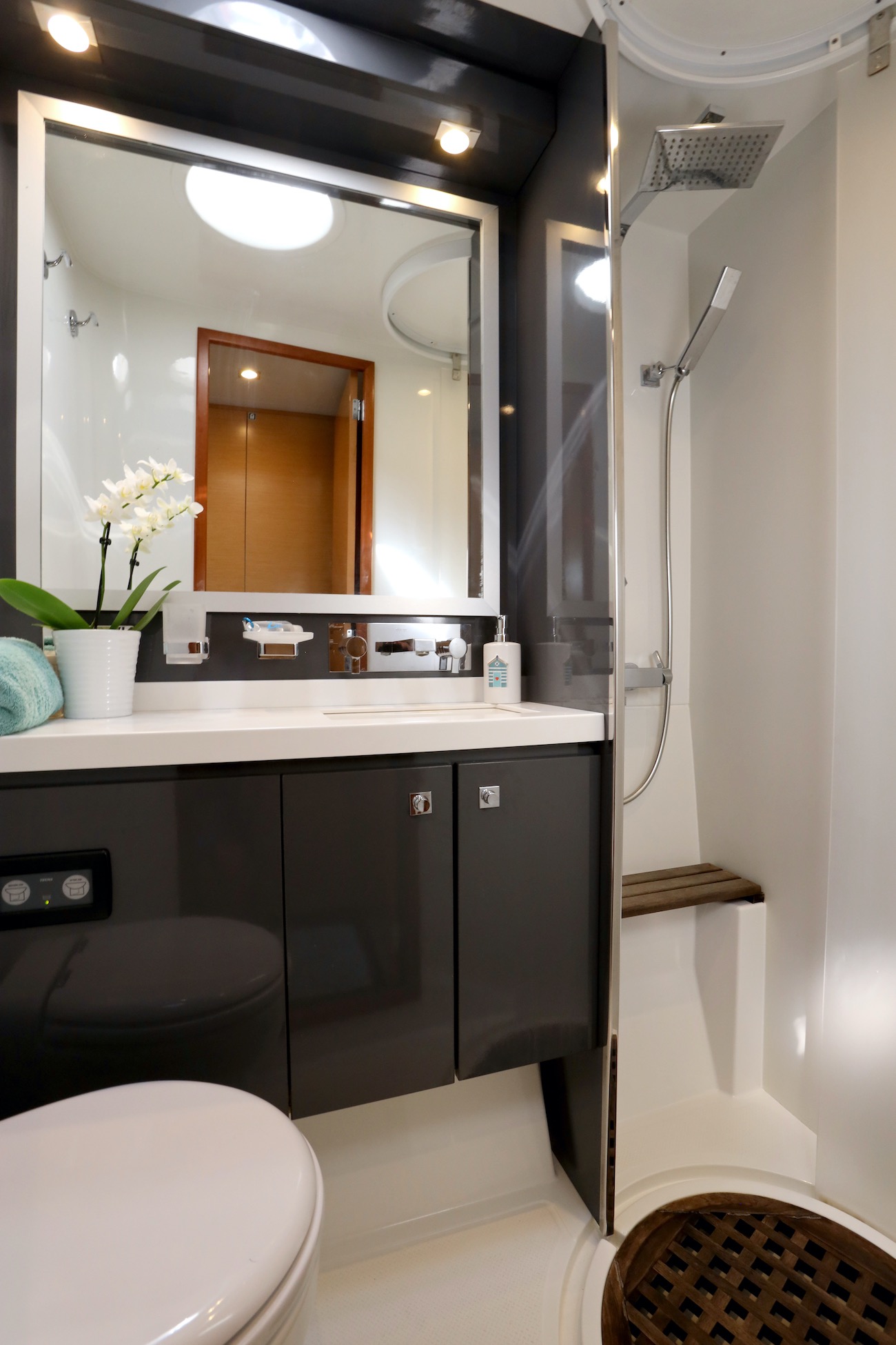 ensuite bathroom to the double cabin.jpg