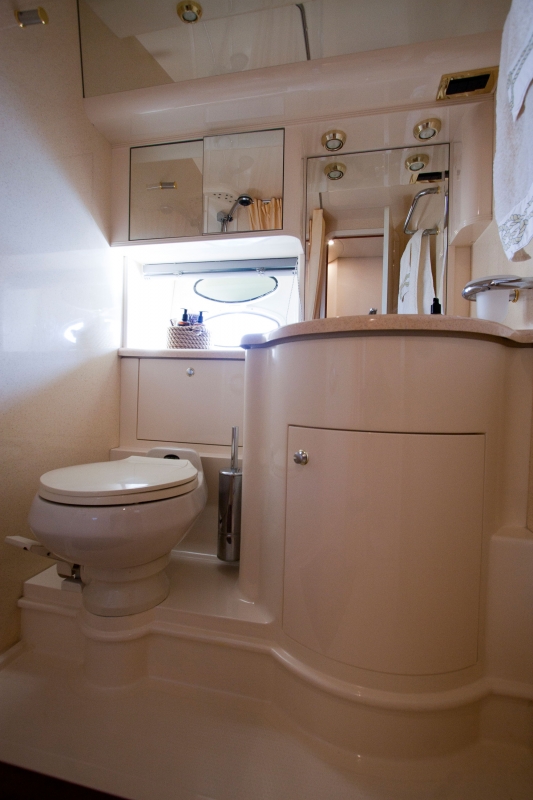ensuite bathroom. .jpg