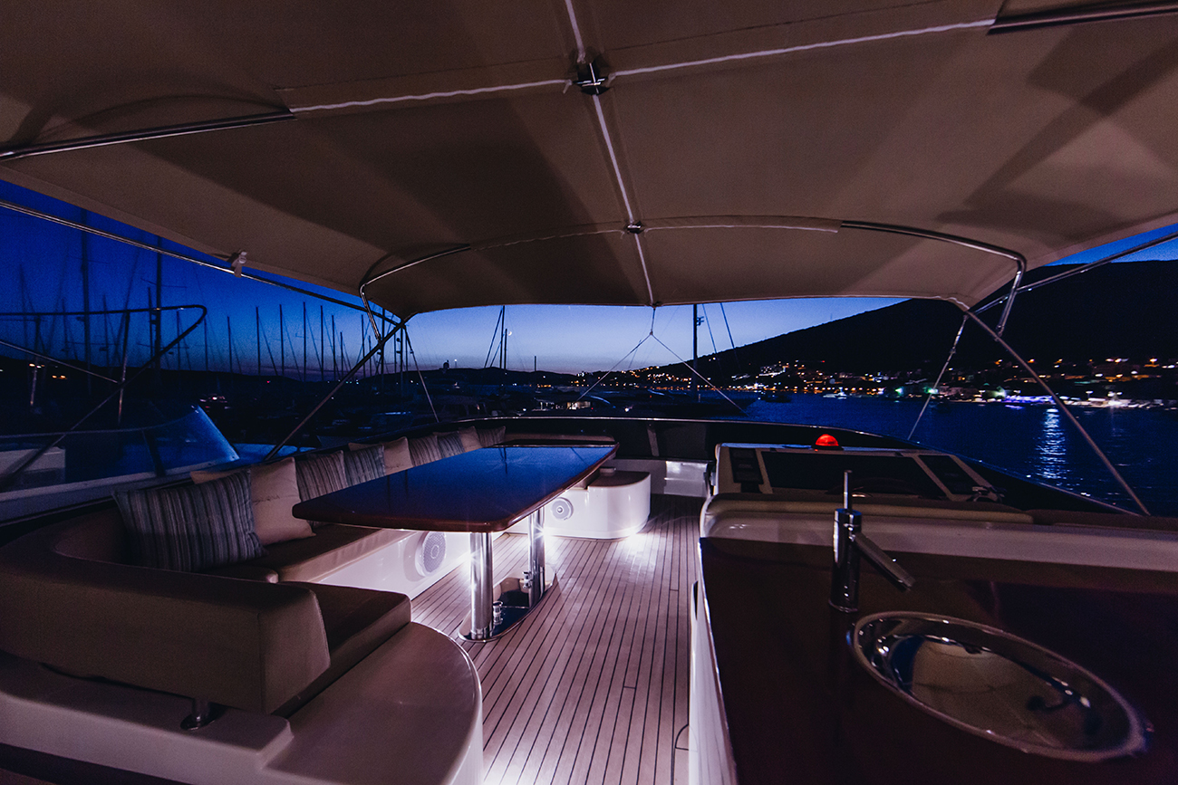 flybridge by night.jpg