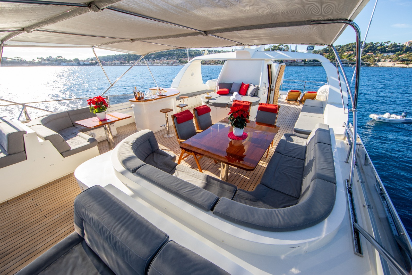 flybridge dining.jpg
