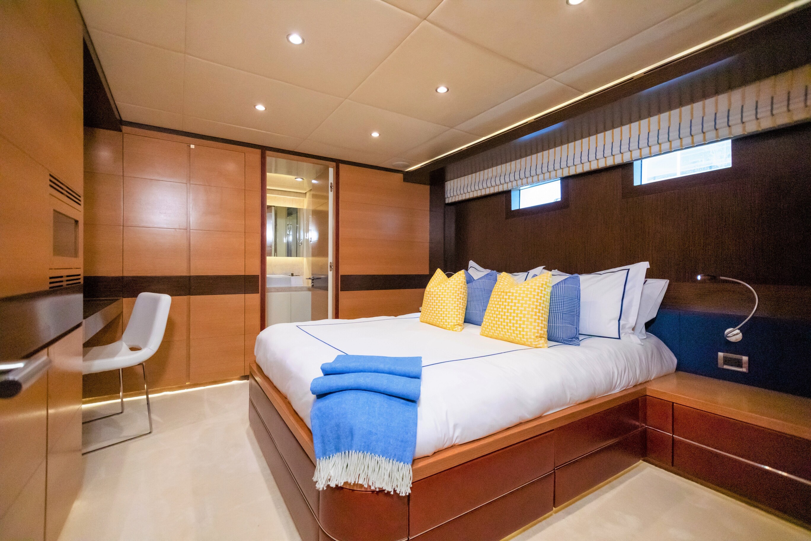 lower guest queen cabin .jpg