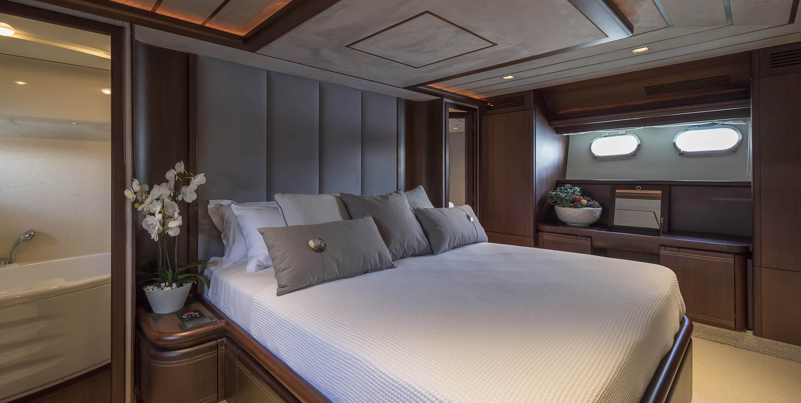 master cabin.jpg