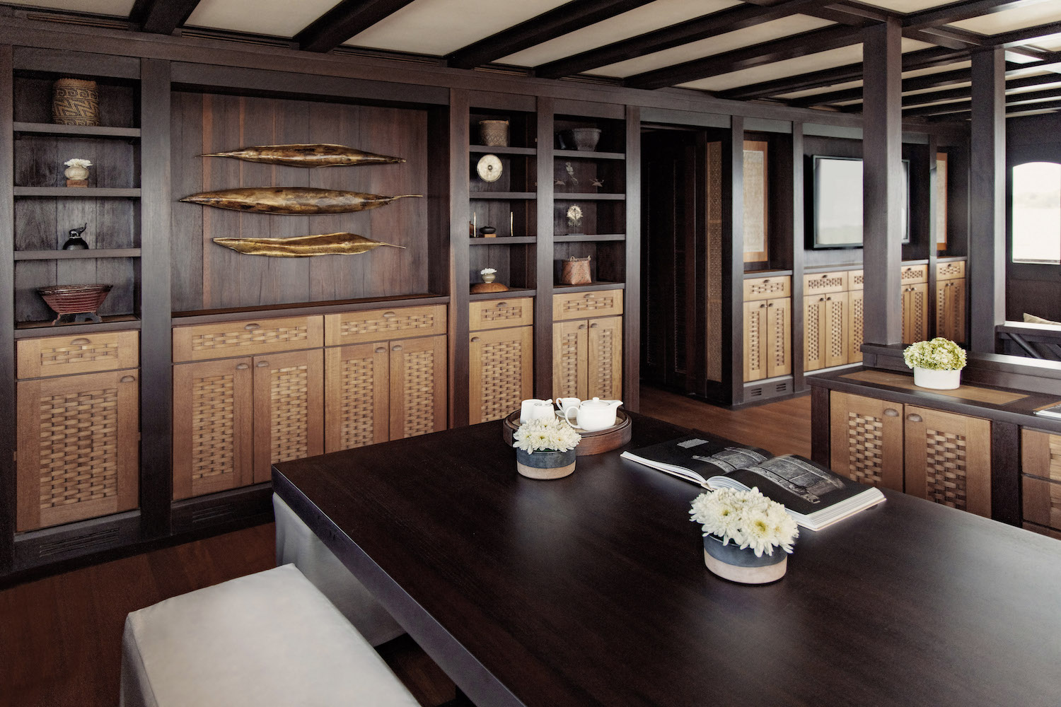 saloon dining table.jpg