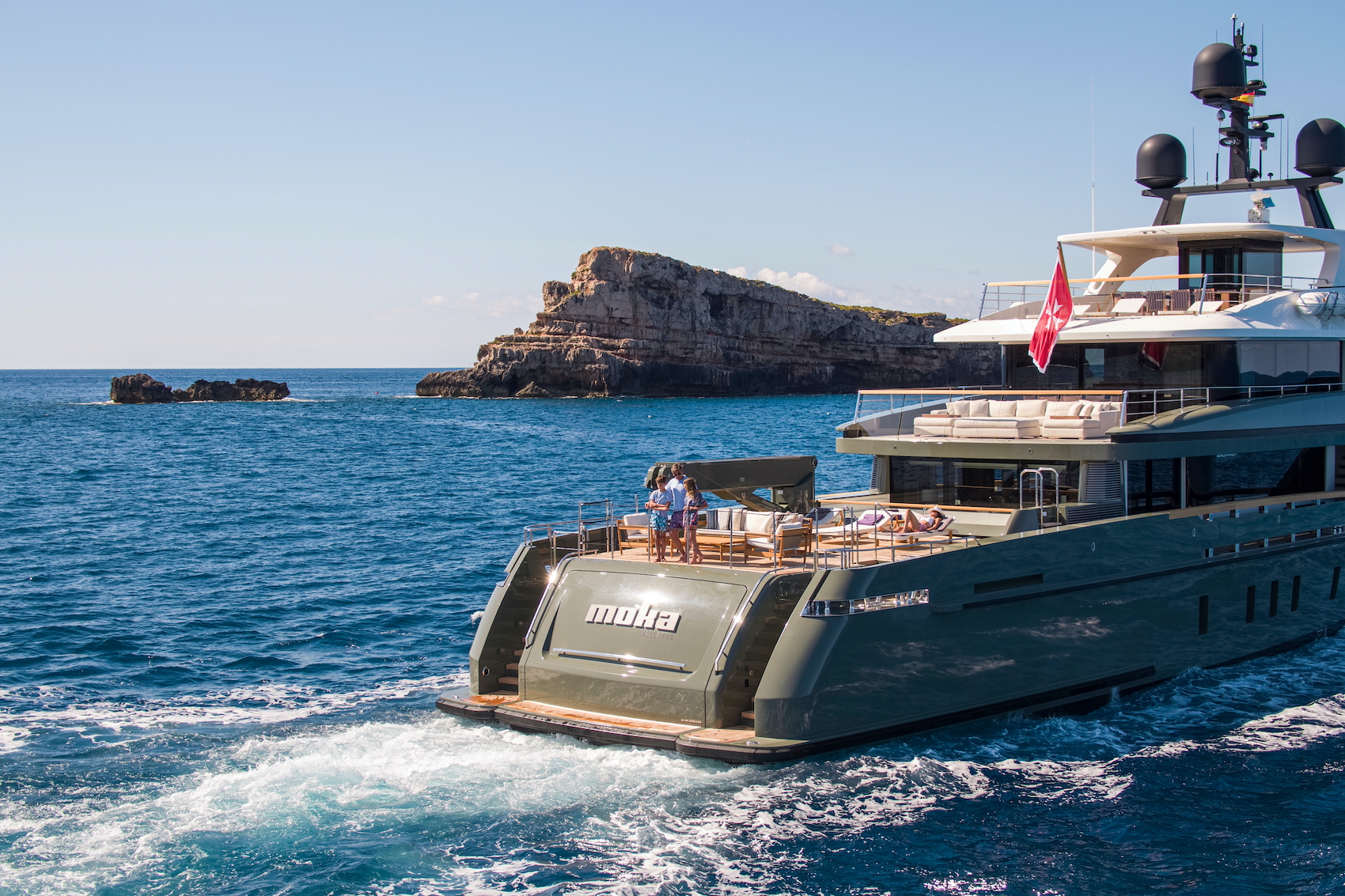 transom © YachtShot.jpg