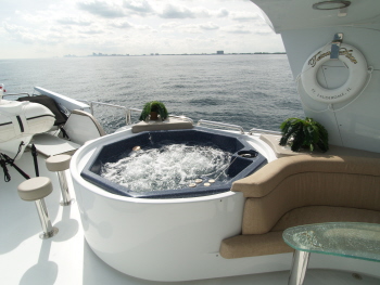 102 Azimut Sundeck Spa Pool.jpg
