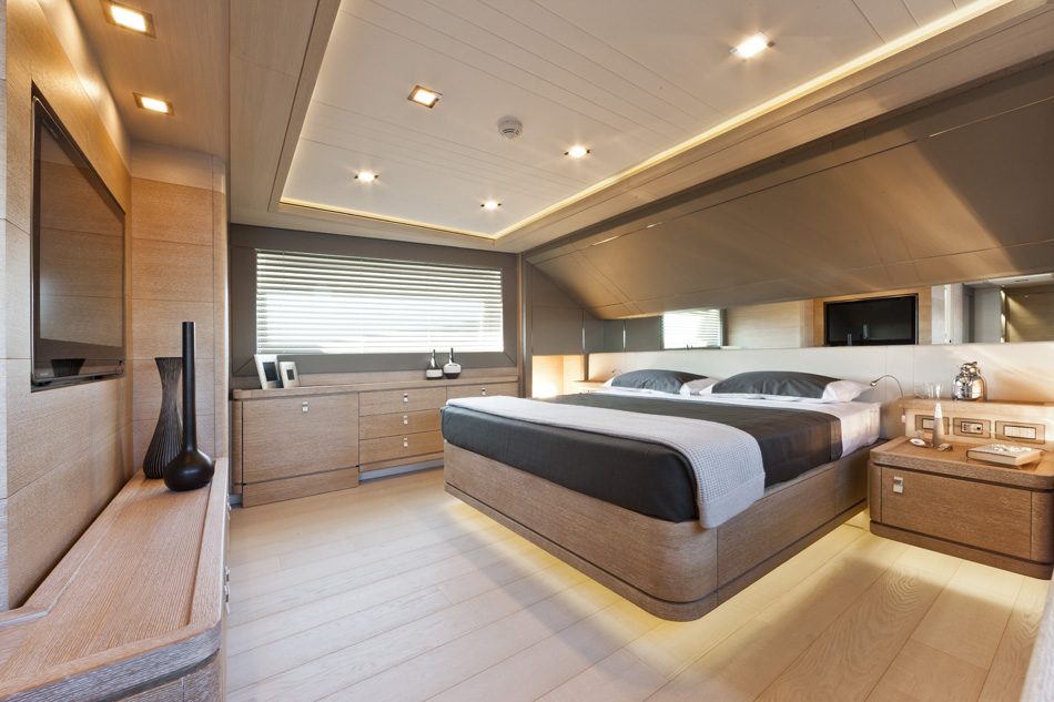 33m Crescendo Navetta Ziacanaia Yacht - Master Suite.jpg