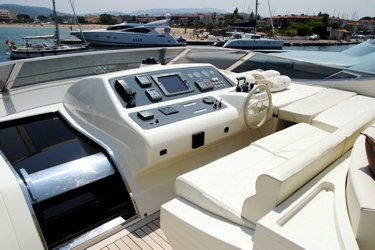 4FIVE -  Flybridge wheelhouse.jpg