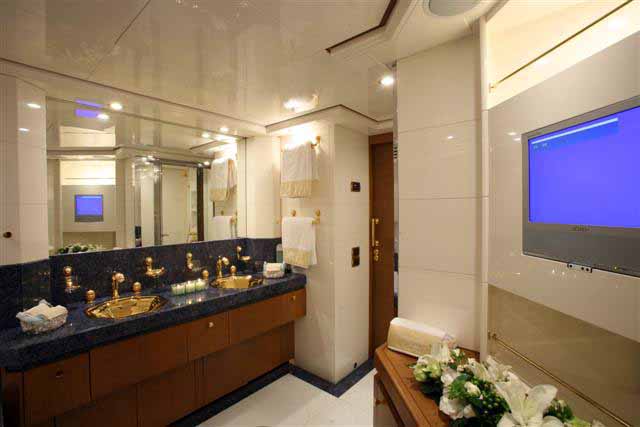 ALFA XII - MAster Ensuite.jpg