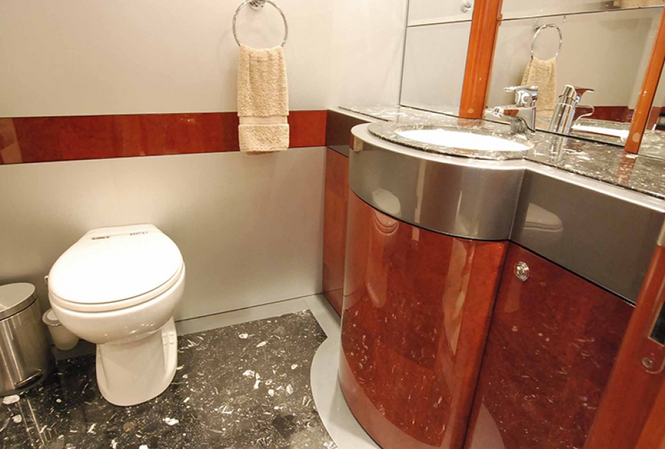 ANDIAMO - Guest ensuite.jpg