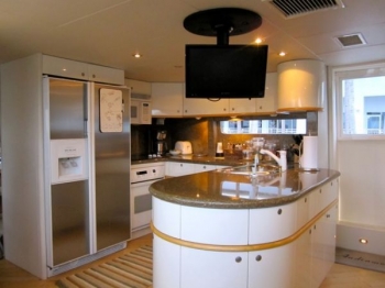 ANDIAMO 76 Lazzara -  Galley.jpg