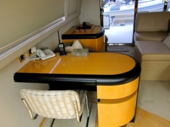 ANDIAMO 76 Lazzara -  Skylounge Desk.jpg