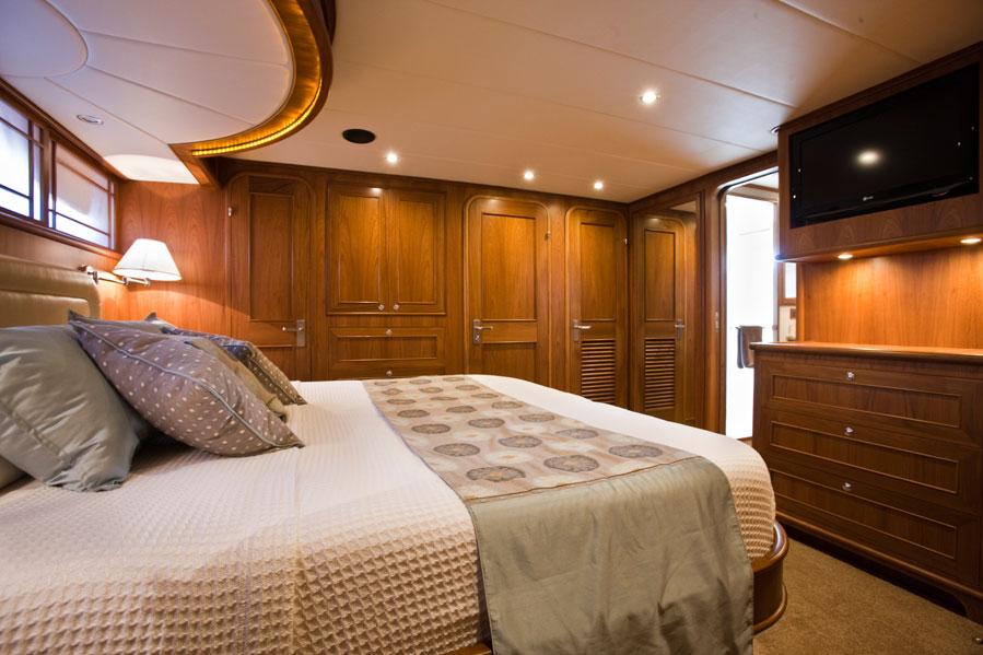 AROONA master cabin.jpg