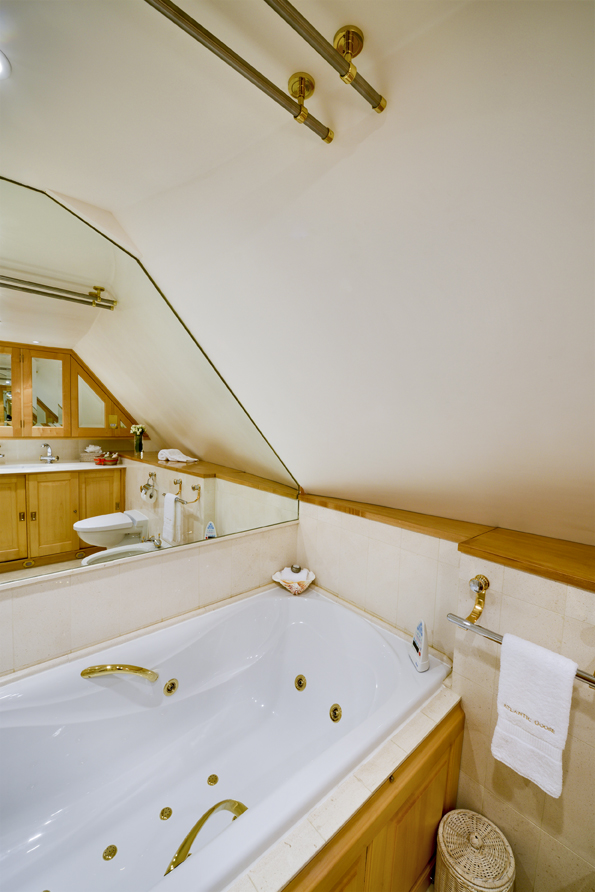 ATLANTIC GOOSE -  Master Ensuite.jpg