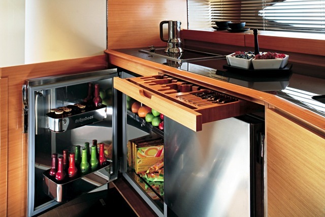 ATLANTIS 54  -  Galley.jpg