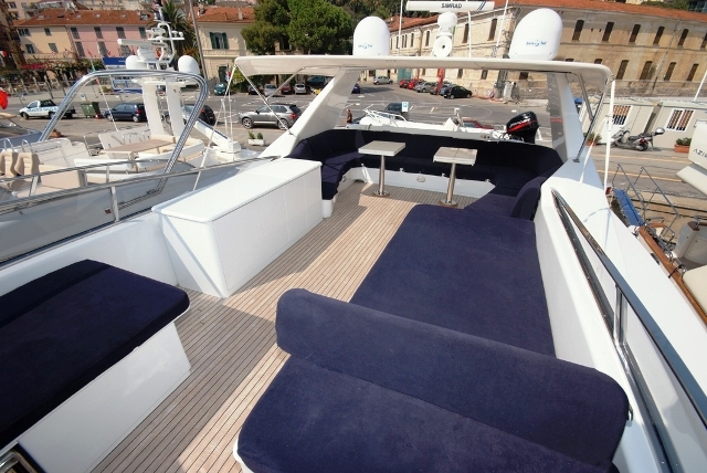 Akios I - Flybridge 2.jpg
