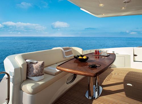 Azimut 68 Aft deck dining.jpg