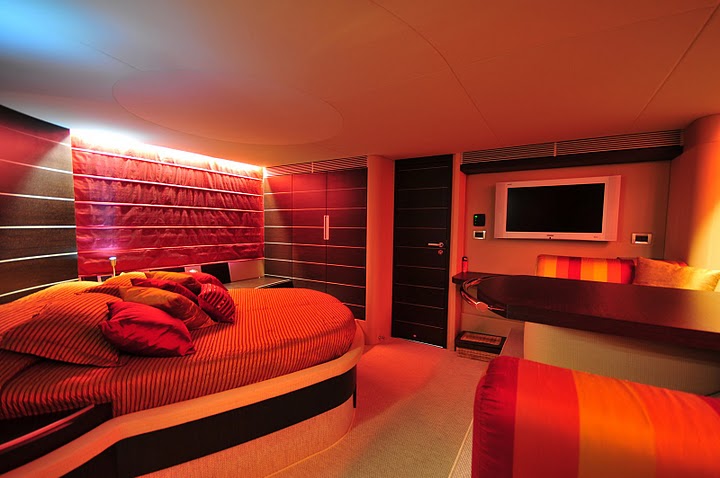 Azimut 68S Master Suite2.jpg